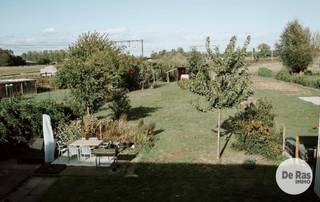 DENDERMONDE - Deze verzorgde woning kunt u vinden in Schoonaarde, een deelgemeente van Dendermonde. <br />Met een perceeloppervlakte van 1026m² beschikt deze woning over een mooie buitenruimte. <br /><br />Naar indeling toe beschikt de woning op het gelijkvloers over een ruime inkomhal, een mooie, lichtrijke woonkamer voorzien van een inbouwcassette, een eerste badkamer met douche en toilet, een keuken met zicht en toegang naar de tuin en een ruime inpandige garage voorzien van een sectionale poort, alsook nog een kelder. <br />Op de eerste verdieping bevinden zich naast de nachthal, 3 ruime slaapkamers met hoge plafonds en de mooie houten balken die nog zichtbaar gehouden zijn, een bureauruimte en een tweede moderne badkamer voorzien van alle comfort met ligbad, dubbele wastafel en een tweede toilet.<br />De mooie tuin biedt de nodige privacy door het achterliggende groen. <br /><br />In de directe omgeving bevinden zich winkels, scholen, het openbaar vervoer en de invalswegen richting Aalst en richting Dendermonde. <br /><br />Kortom: Bent u op zoek naar een instapklare woning met drie/vier slaapkamers, garage en een leuke ruime tuin? Maak dan snel uw afspraak!<br />Info of bezoek: 053/60.65.60. <br /><br />De vermelde prijs is een richtprijs. Na ontvangst van de biedingen zal de verkoper beslissen of hij/zij de eigendom verkoopt aan het beste bod. De richtprijs is aldus niet bindend voor de verkoper. Voor meer info kunt u ons contacteren of het reglement raadplegen op onze website.