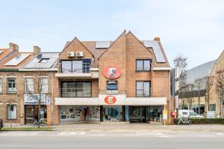 Dit handelspand is gelegen op commerciële toplocatie en bestaat uit:<br /><br />GELIJKVLOERS:<br />Handelsruimte - kitchenette - apart toilet - koertje.<br /><br />ALGEMEEN:<br />- Voldoende parkeergelegenheid nabij.<br />- Etalage (14.5m breed)<br />- Tal van mogelijkheden!<br />- Vrij vanaf 01/07/2025.<br />- Onroerende voorheffing ten laste van de huurder.<br /><br />Meer info op www.vastgoedvanoverschelde.be