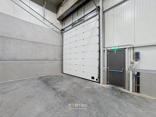 <u><strong>Benaderende OPPERVLAKTE:</strong></u><br />Magazijn: <strong>411.55m²</strong><br /><strong>Inclusief 2 private parkeerplaatsen </strong>voor de deur (grasdallen) en gemeenschappelijke fietsenstalling. <br /><strong>Grote manoeuvreerruimte</strong>, die de toegankelijkheid van opleggers mogelijk maakt.<br /><br /><strong><u>SPECIFICATIES:</u></strong>
<ul>
<li><strong>Constructie:</strong> betonnen constructie met volledige overspanning </li>
<li><strong>Wanden: </strong>cellenbetonblokken, sandwichpanelen met isolatie en cellenbetonpanelen </li>
<li><strong>Bevloering:</strong> Gepolierde en gewapende betonvloer</li>
<li><strong>Dak:</strong> betonnen dak met lichtkoepels (rookluiken). Mogelijkheid hierop <strong>zonnepanelen</strong> te plaatsen!!</li>
<li><strong>Poorten: </strong>elektrische sectionaalpoort (h: 4,5m x b: 4,8m) met afzonderlijke loopdeur</li>
<li><strong>Sanitair: </strong>1 toilet met spoelbak</li>
<li><strong>Vrije hoogte:</strong> ± 6m</li>
<li><strong>Verlichting</strong>: LED-verlichting</li>
</ul>
<u><strong>NUTSVOORZIENINGEN:</strong></u> Elektriciteit (drijfkracht, 3 x 400V, 32A), stads -en regenwater (regenput van 10.000 liter).<br /><br /><u><strong>LIGGING:</strong></u><br />Vlakbij haven van Zeebrugge, vlotte verbinding naar binnenland via expresweg van Brugge naar E40/E403/A11.<br />- Op 3,3 km van de oprit N31<br /><br /><u>* Bijzonderheden:</u><br />- Onmiddellijk beschikbaar bij het verlijden van de akte<br />- Verdeelsleutel grond (registratie) - en constructiewaarde (Btw): 45/55<br />- Vermelde verkoopprijs is exclusief btw (21%), aansluitingskosten en kosten voor opmaak van het PID en de basisakte.<br />- Onze referentie op <strong>www.centro.be</strong> : <strong>Q0835-23</strong> of contacteer ons via<strong> 050/70.01.02</strong> voor meer info.