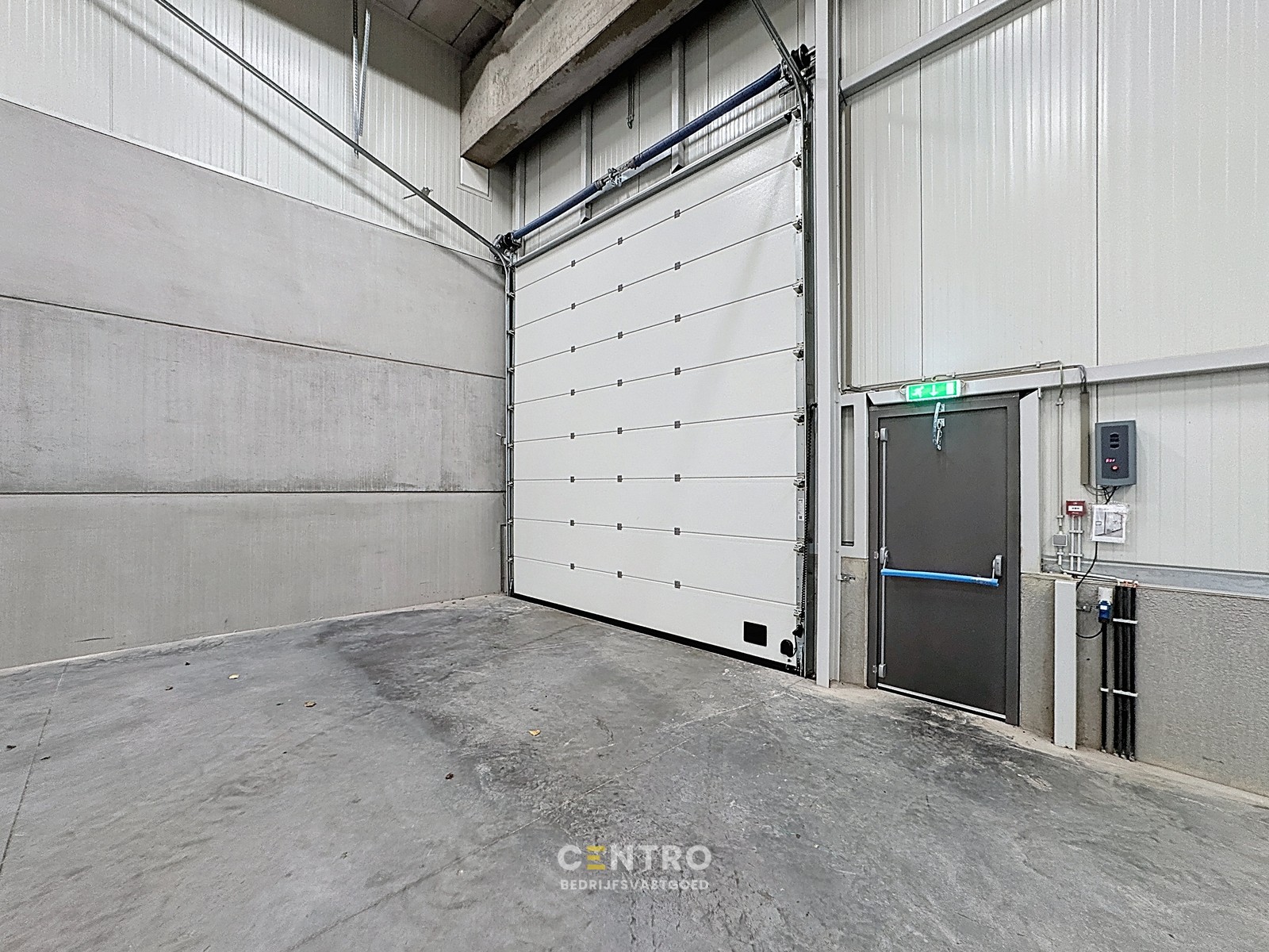 NB KMO-UNIT (411.55m²) te koop met 2 private parkeerplaatsen voor de deur, elektrische sectionaalpoort en sanitair blok op industriezone "Herdersbrug" te 8000 Brugge - photo 3