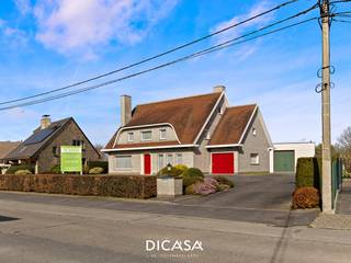 Deze unieke villa is gelegen langs de verbindingsweg Oostnieuwkerke (Staden) en Roeselare.De woning werd bijzonder degelijk gebouwd en doorheen de...