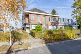 Dit centraal gelegen handelspand van 221 m² biedt tal van mogelijkheden voor diverse handelsactiviteiten of als kantoorruimte. Bij het binnenkomen...