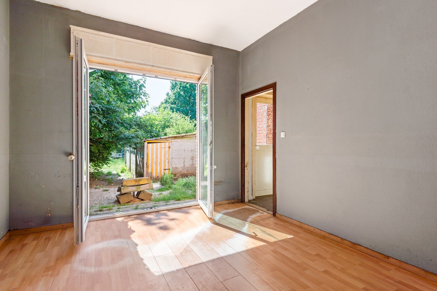 Te renoveren woning met 3 slaapkamers en tuin in Wijnegem! - foto 5