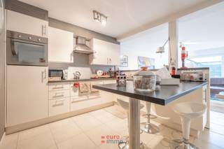 Une belle opportunité, aussi bien pour l'investisseur que pour les amateurs d'espace !<br /><br />Cet appartement est situé au rez-de-chaussée de la résidence Porthouse, en plein cœur de Nieuwpoort, dans la Kaaistraat. Son emplacement privilégié vous place à proximité immédiate des supermarchés, transports en commun, restaurants, et de toutes les commodités du centre historique. Idéal pour ceux qui apprécient la vie urbaine.<br /><br />L’appartement est très lumineux et offre de beaux volumes. Le séjour spacieux avec cuisine ouverte, donnant sur le patio, en est le parfait exemple. Les chambres sont également généreuses et, en plus du patio, l’appartement dispose d’une cour urbaine privée, offrant un espace extérieur appréciable, comparable à celui d’une maison. Associé à un intérieur moderne, une cuisine fonctionnelle et une salle de bain agréable, cet appartement offre un cadre de vie où l’on se sent immédiatement chez soi.<br />Une opportunité unique pour les investisseurs<br /><br />L’appartement est loué depuis 2014 au même locataire, qui souhaite continuer à occuper les lieux. Un atout majeur pour les investisseurs, garantissant un rendement immédiat dès le premier jour !<br /><br />Ne laissez pas passer cette occasion exceptionnelle, planifiez votre visite dès maintenant.<br /><br />PEB : 225.