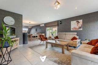 <p><span>Perfect onderhouden, instapklare woning op ideale ligging</span></p><p><span> </span></p><p><span>Belangrijkste troeven:</span></p><p><span>- Perfect instapklaar en energiezuinig dankzij continue investeringen in de woning</span></p><p><span>- Reeds vernieuwd: keuken, verwarming, extra isolatie zoldervloer, pelletkachel, tuinberegening, binnendeuren...</span></p><p><span>- Tevens aanwezig: zonnepanelen, airco's, zonneboiler</span></p><p><span>- Ook nog groenestroomcertificaten van ca 5 x 270€/jaar</span></p><p><span>- Doordachte indeling met zeer mooie ruimtes</span></p><p><span>- Riante leefruimte met extra bureau/speelruimte</span></p><p><span>- 3 ruime slaapkamers</span></p><p><span>- Ruime tuin met terras met mooie overkapping en praktische carport en garage</span></p><p><span>- Ook zolder en kelder aanwezig</span></p><p><span>- Ideale ligging in rustige straat met zeer goede bereikbaarheid</span></p><p><span> </span></p><p><span>Bekijk zeker ook de 3D virtuele rondleiding en de grondplannen met de afmetingen. Zo krijgt u van thuis uit al een perfect beeld van wat deze woning te bieden heeft!</span></p><p><span>Wenst u meer info of een vrijblijvende bezichtiging, contacteer dan ons kantoor op het nummer 014 39 99 99 en wij helpen u graag verder.</span></p>