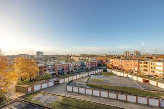 <p><span>Spacieux appartement de 3 chambres</span></p><p><span> </span></p><p><span>A quelques pas des rues animées Maantjessteenweg et Lambrechtshoekenlaan. </span></p><p><span>Un arrêt de bus se trouve devant la porte et l'arrêt de tramway est accessible à vélo, ce qui vous permet d'être en plein centre-ville. </span></p><p><span>Des magasins et des écoles pour les jeunes et les moins jeunes se trouvent également à proximité. Nouveau supermarché Albert Heijn à 100m.</span></p><p><span>Les principales routes d'entrée et de sortie sont accessibles à seulement 5 minutes. </span></p><p><span> </span></p><p><span>Avantages : </span></p><p><span>- Prêt à emménager</span></p><p><span>- Actuellement loué, idéal comme investissement</span></p><p><span>- Label EPC B très favorable</span></p><p><span>- Terrasse</span></p><p><span>- Sans amiante</span></p><p><span> </span></p><p><span>L'ascenseur vous emmène au cinquième étage. Ici, vous êtes accueilli dans un appartement lumineux avec un grand espace de vie. La cuisine moderne est équipée de tous les appareils électroménagers. </span></p><p><span>Depuis le hall, vous avez accès aux 3 chambres et à la salle de bains avec lavabo et baignoire/douche. Les toilettes séparées donnent également sur le couloir. La chambre à coucher donne accès à la terrasse, idéale pour profiter du soleil grâce à son orientation sud-ouest. </span></p><p><span> </span></p><p><span>Possibilité d'acheter un garage box à l'arrière du bâtiment à €25,000. </span></p><p><span> </span></p><p><span>Êtes-vous intéressé par ce bel appartement ? Contactez-nous au</span><span>03 646 66 55 ou info@sinjoor.be</span></p><p><span> </span></p>