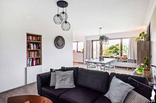 Instapklaar appartement (ca 90m²) met 2 slaapkamers, dressing en ondergrondse garage<br /><br />- Gelegen op de 4e verdieping<br />- Optimale lichtinval <br />- Overdekt terras<br />- 2 slaapkamers + dressing/berging<br />- Mooie leefruimte met open keuken<br />- Badkamer met inloopdouche <br />- Kwalitatieve interieurrenovatie (2023)<br />- Bovengrondse parkeerplaatsen voor bezoekers vooraan<br />- Zeer ruime garage<br />- Gemeenschappelijk verbruik water<br />- Garagebox verplicht aan te kopen (vraagprijs: 25 000 euro)<br /><br />Onmiddellijke omgeving:<br />- Nabij het centrum van Mortsel met scholen, parken, winkels en openbaar vervoer op fiets- en wandelafstand<br />- Zeer vlotte bereikbaarheid naar Antwerpen en Brussel (E19 en trein)<br />- Nabij fiets – o – strade <br /><br />Bijzondere kenmerken:<br />- CV op gas (individuele meter)<br />- Ramen dubbele beglazing met afselia raamprofielen<br />- EK conform<br />- Keuken en badkamer vernieuwd <br />- Vloeren vernieuwd<br /><br />Indeling: <br />- Inkomhal met apart gastentoilet<br />- Leefruimte met zithoek en open keuken <br />- Volledig geïnstalleerde keuken met ontbijthoek<br />- Badkamer met douche, wastafel en toilet<br />- Overdekt terras<br />- 2 slaapkamers<br /><br />Voor meer informatie kan u terecht op www.deboerenpartners.be