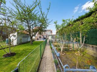Tubize, à proximité du centre ville, belle maison 3 façades avec allée latérale profitant d'un bel espace au rez de chaussée et d'un joli jardin...