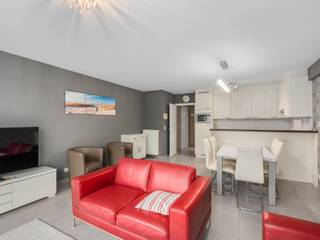 <p><strong>Ruim appartement met 2 slaapkamers te huur in De Panne (jaarbasis)</strong><br /><br />Modern en lichtrijk appartement beschikbaar voor jaarverhuur. Het appartement beschikt over een inkomhal, een ruime living met toegang tot een aangenaam balkon en een open, volledig ingerichte keuken. Verder zijn er twee slaapkamers, een badkamer met inloopdouche en een praktische berging aanwezig.</p>
<p>Ideaal voor wie comfortabel en stijlvol wil wonen op een vlotte locatie.</p>
<p><strong>Indeling</strong><br /><br />Het appartement heeft een mooie lichtrijke woonkamer met open keuken en een terras. Verder zijn er 2 ruime slaapkamers. Een badkamer met inloopdouche en 2 lavabo's in meubel. Een apart toilet en er is ook nog een aparte berging en kelder<br /> </p>
<p><strong>Troeven<br /><br />- </strong>rustig gelegen in De Panne<br />- Dichtbij openbaar vervoer<br />- De zee op korte afstand<br /><br />Interesse?<strong> </strong>Neem gerust contact met ons op voor meer informatie of een bezichtiging.<br /><strong>Contact: </strong>Soraya: soraya@servimoholidays.be / 058/22.41.70</p>