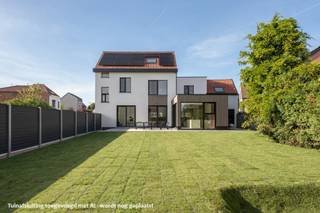 <p><span>F</span><span>antastische opportuniteit: net afgewerkte vernieuwbouwwoning met àlle comfort op strategische locatie!<br />Volledig gerenoveerde villa met 4 ruime slaapkamers en 3 badkamers, ruime leefruimte en -keuken, aparte bureauruimte, wasplaats, dressings, garage en leuke tuin, gelegen in een rustige residentiële wijk, vlakbij parken, stad, winkels, ziekenhuis en ring!<br />EPC A: warmtepomp, zonnepanelen, batterij, airco, laadpaal: alle duurzame èn comfortabele toekomstgerichte technieken zijn aanwezig!<br />De tuinafsluiting wordt nog geplaatst.<br /><br />2% registratierecht mogelijk voor enige en eigen woning bij ondertekening compromis in 2026 (en akte in 2027)!<br /></span></p>
<p><span>INDELING</span></p>
<p><span>GLVL: Ruime inkomhal met vestiaire en gastentoilet, bijzonder lichtrijke leefruimte van maar liefst 70 m² en volledig uitgeruste keuken met combi-oven, microgolfoven en keukeneiland met elektrische kookplaat en dampkap. Apart bureau van ca. 11 m² met rustgevend zicht op de tuin; deze kan ook gebruikt worden voor professionele doeleinden omdat het via de inkomhal te bereiken is. Garage met een elektrische poort aan straatzijde èn aan tuinzijde, waardoor je 1 wagen binnen het domein en 1 in de garage kan parkeren.</span></p>
<p><span>1e VERD: 3 ruime slaapkamers, waarvan 1 met ensuite badkamer en dressing. Verder bevinden zich hier een praktische wasplaats en een extra badkamer. De slaapkamers zijn afgewerkt met een houten visgraatvloer, die zorgt voor een warme en gezellige sfeer.</span></p>
<p><span>2e VERD: Ruime master bedroom met dressing en eigen badkamer. Ook hier zorgt de houten visgraatvloer voor een warme uitstraling.</span></p>
<p><span>De badkamers zijn telkens voorzien van een lavabo en douche.</span></p>
<p><span>BUITEN</span></p>
<p><span>De woning beschikt over een ideale oppervlakte qua tuin (groot genoeg maar zeer beperkt onderhoud) en terras aansluitend aan de leefruimte, ideaal om te genieten van de groene en rustige omgeving. </span></p>
<p><span>LIGGING</span></p>
<p><span>Rustige residentiële wijk in Mechelen Noord, bij Tivoli-park, en vlakbij Bon'ap, Carrefour, Colruyt, oprit R6 naar E19 Brussel-Antwerpen, en Sint-Maartenziekenhuis. Op fietsafstand van centrum en station Mechelen. Bus, school en recreatie vlakbij.</span><span><br /><br />Zin om deze gloednieuwe woning te komen ontdekken? Maak dan snel een afspraak met Tinne via tinne.schotsmans@trevi.be of 015 33 19 19. Tot dan!<br /></span></p>