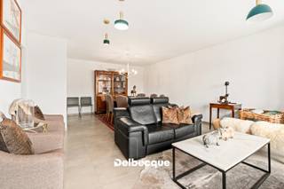 Maak kennis met dit recent (2022) gerenoveerde en schitterend gelegen appartement met open zicht te Kristus-Koning. <br />Dit appartement met 2 slaapkamers is gelegen op de derde verdieping van een kleinschalig gebouw (met lift). Deze locatie is uniek vanwege de vlotte bereikbaarheid tot het centrum van Brugge, de expresweg/ autosnelweg E40, Visartpark, winkels, scholen, openbaar vervoer,... Een echte TOPligging. <br /><br />Het lichtrijke appartement werd volledig gestript en gerenoveerd in 2022 en straalt ruimte en functionaliteit uit. Letterlijk alles werd vernieuwd, elke leiding (sanitair of elektriciteit), vloeren... <br />Ook het gebouw zelf werd reeds gerenoveerd, zo zijn er nieuwe terrassen en werd het dak geïsoleerd.<br />Het app. omvat oa. een ruime inkom met toilet, een lichtrijke leefruimte, een luxueuze keuken met inbouwtoestellen, 2 volwaardige slaapkamers en een badkamer. Voorts beschikt het app. over een balkon/terras en buitenberging.<br /><br />Bij dit appartement hoort nog een praktische kelder in -1, alsook een riante garagebox (32m²) die bijgekocht dient te worden t.w.v. € 35.000. <br /><br />Contacteer ons snel voor een bezoek aan dit uniek appartement via info@delbecque.immo of 050 45 03 45