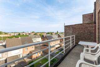 Zeer centraal gelegen appartement op de 2eV op wandelafstand van het centrum met alle winkels, scholen en het openbaar vervoer. De oprit van de...