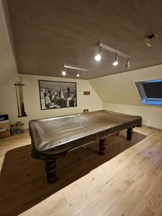 Woning te koop,in een kindvriendelijke wijk met speeltuin.
gelijksvloer,inpandige garage,open keuken,living,toilet
1e verd 3slp,badkamer met inloopdouche en wastafel,toilet
2de verd volledige afgemaakte zolder waar nog 2xslpk kunnen van gemaakt worden.

10 zonnepanelen,waterput,terras en afgezette tuin met tuinhuis enz.