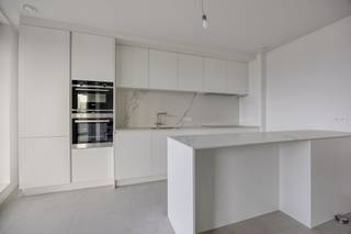 V1R Rivert nieuwbouwappartement ca 96 m² met terrasAlgemene kenmerken:- nieuwbouwproject op toplocatie in Antwerpen- terras met uniek uitzicht op de Schelde en de jachthaven van Linkeroever - vloerverwarming- optie microtopping en maatwerk- verkoop deels onder registratie, deels onder btwIndeling - inkomhal met apart toilet en vestiare - leefruimte met prachtig zicht op de Schelde- open keuken met kookeiland- berging- terras met schuifdraaisysteem- achteraan 2 slaapkamers- badkamer met ligbad, douche en dubbele lavaboMicrotopping “ Less is More”Dit nieuwbouwproject in Antwerpen biedt verschillende extra opties naar afwerking zoals microtopping. Microtopping is een perfecte keuze voor mensen die houden van een naadloos oppervlak, verticaal of horizontaal voor een unieke, elegante en moderne uitstraling. Een eindeloze keuze in kleuren, effecten en afwerking. Even MoreGoplus geeft je nog meer opties in Rivert, namelijk een volledig maatwerk van het totaalinterieur. Dit gaat van een geïntegreerde wand in houtfineer tot scheidingswanden, dressing en deuren. The sky's the limit! Verkoop onder BTW stelsel.Bent u geïnteresseerd in nieuwbouw, een appartement of woning te koop in Antwerpen? Aarzel dan niet om ons te contacteren.Had u graag uw eigen eigendom te koop aangeboden contacteer ons dan voor een vrijblijvende schatting, telefonisch op het nummer 03/206.76.76 of per mail naar antwerpen@dewaele.com. Ook voor alle andere vragen omtrent vastgoed, kopen of verkopen in Antwerpen kan u steeds bij ons terecht!