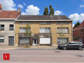 <p>Projectgrond met ontwikkelingsmogelijkheden in Haasdonk<br />Op zoek naar een interessante ontwikkelingsopportuniteit in Haasdonk? Deze projectgrond, gelegen in een aantrekkelijke en residentiële omgeving, biedt heel wat potentieel voor zowel projectontwikkelaars als investeerders.<br />Het perceel heeft een oppervlakte van 479 m² en beschikt over een gevelbreedte van circa 15 meter en perceelbreedte 18 meter. Momenteel staat er een halfopen bebouwing met oprit op het perceel. Dankzij de ruime perceelbreedte en gunstige configuratie biedt deze eigendom mogelijkheden voor een toekomstige ontwikkeling van appartementen, onder voorbehoud van het verkrijgen van de nodige vergunningen.</p><p>De ligging in Haasdonk combineert een rustige, residentiële omgeving met een vlotte bereikbaarheid en een goede verbinding naar omliggende steden en voorzieningen.</p>