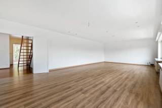 Bent u op zoek naar een ruim appartement in Schilde?<br />Kom dan zeker kijken naar dit zeer ruim duplex-appartement van bijna 200 m² te Schilde!<br />Het appartement is centraal gelegen in het centrum nabij verschillende winkels, voorzieningen, belangrijke invalswegen en openbaar vervoer.<br /><br />Dit appartement is gelegen op de tweede en derde verdieping van een kleinschalig gebouw zonder lift.<br /><br />U betreedt het appartement in de inkomhal dewelke uitgeeft op de ruime living (bijna 60 m²!) en de open keuken. De keuken is voorzien van al het nodige comfort.<br />Op deze verdieping kan u verder de twee ruime kamers (15 en 21 m²) terugvinden. De grootste kamer is voorzien van een praktische dressing. <br />Beide kamers geven toegang tot het prachtig dakterras van maar liefst 30 m². <br />Ten slotte beschikt deze verdieping over een handige technische berging en badkamer.<br /><br />Via de traphal bereikt u de derde verdieping. Deze kan ook ingericht worden als derde slaapkamer. <br /><br />Op de begane grond bevindt zich een garagebox dewelke verplicht is aan te kopen tegen €25.000,-. <br /><br />Bijzonderheden:<br />° Waanzinnig ruim<br />° Bovenste verdieping kan omgevormd worden tot derde slaapkamer<br />° Gunstig EPC <br />° Lage vaste kosten <br />° Prachtig en groot terras<br />° Goede locatie vlakbij het centrum van Schilde<br />° 3 toiletten aanwezig<br />° Ondergrondse kelder<br />° Garagebox aanwezig (+ €25.000,-)<br /><br />Interesse in dit gigantisch appartement? Contacteer ons voor een afspraak via 03 337 50 70 of info@vbvastgoed.be