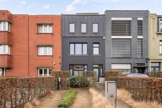 In één van de meest gegeerde en mooiste straten van Merksem bevindt zich deze uitzonderlijke herenwoning met unieke, architecturale gevel die...