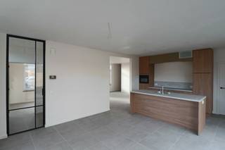 <strong>INDELING</strong><br /><strong>GELIJKVLOERS</strong><br />Inkomhal. Toiletruimte met handenwasser. Aparte bureauruimte.<br />Keuken met keukeneiland, voorzien van volgende toestellen: inductie kookplaat, afzuigkap, combi-oven, koelkast en vaatwasmachine.<br />Woonkamer met trap naar de 1ste verdieping.<br />Achterinkom. Wasplaats met uitgietbak en plaats voor de wasmachine, droogkast en aparte berging onder de trap.<br /><br /><strong>EERSTE VERDIEPING</strong><br />Overloop met vaste trap naar de zolderverdieping.<br />Toiletruimte. Badkamer met dubbel badkamermeubel, ligbad en ruime inloopdouche.<br />3 slaapkamers waarvan 1 met inloopdressing.<br /><br /><strong>ZOLDERVERDIEPING</strong><br />Ruime zolder op chape, dewelke naar eigen wensen verder af te werken/in te richten is, voorzien van condensatieketel voor de vloerverwarming en warmwaterbereiding, ventilatiesysteem type D.<br /><br /><strong>POSITIEVE ASPECTEN<br /></strong>Rustige ligging met éénrichtingsverkeer in het centrum van Wortel (Hoogstraten)<br />Volwaardige gezinswoning met voldoende ruime slaapkamers<br />Zolderverdieping naar eigen wensen in te richten<br />Op fietsafstand van centrum Hoogstraten (winkels, horeca, scholen,...)<br />Energiezuinige woning (E-peil: 18)<br /><br /><em>Buitengevel wordt nog geschilderd (voorbeeldfoto is van gelijkaardig project).</em><br /><em>Het project wordt gerealiseerd door LUDO VAN CALSTER BV.</em>