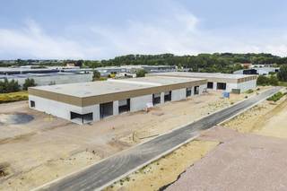 De KMO-units zijn gelegen in het bedrijvenpark THEA in de Careelstraat 2 te Tielt. De KMO-units zijn vlot bereikbaar en op het terrein is er voldoende beweegruimte. Specificaties:- oppervlakte van ca. 240m²- staalconstructie en geïsoleerd- vrije hoogte van ca. 6m- 2 parkeerplaatsen- automatische sectionale poort (4mB x 4,5mH)- aparte toegangsdeur- lichtstraat (met rookluik)- regenwater- voorziening voor aansluiting elektriciteit en water - brandklasse CDe KMO-units zijn zowel geschikt voor productie, opslag en verwerking van goederen. Oplevering voorzien voor Q3 2025. Bent u op zoek naar bedrijfsvastgoed bestaande uit een nieuwbouw KMO-unit te koop in Tielt? Aarzel dan niet om ons te contacteren op het nummer 051 21 22 23.