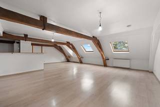 Vaste appartement 3 chambres dans un bâtiment de caractère situé dans le centre d'Ath. Composition: beau séjour lumineux de 85m², cuisine équipée,...