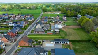 Perceel bouwgrond van 447m² voor een woning in half open verband. De bouwgrond geniet een rustige en landelijke ligging op een uitloper van...