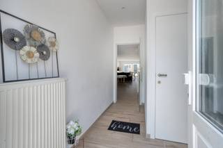 Deze rijwoning werd in 2018 grondig gerenoveerd en geniet daardoor van een gunstige EPC (B-label), conforme elektriciteit en bovendien werd de woning asbestveilig verklaard. <br /><br />We betreden de woning via de inkomhal, die toegang geeft tot de moderne, ruime benedenverdieping. De woonkamer, eetplaats en moderne keuken vormen een open geheel, wat voor veel ruimtelijk gevoel zorgt. Er is ook een berging en een gastentoilet. <br /><br />Op de eerste verdieping zijn er 2 slaapkamers en is er een vernieuwde badkamer met bad én douche. Op de bovenste verdieping is er dan nog een derde slaapkamer onder een verlaagd plafond. Buiten is er een omheinde buitenruimte met bijgebouw. <br /><br />Pandenjagers is een innovatief vastgoedkantoor en kiest bewust voor een unieke en transparante aanpak. Bij ons bestaat de totale aankoopprijs altijd uit twee duidelijke onderdelen: de adviesprijs die bovenaan in de advertentie vermeld staat, plus onze vaste commissie van 10.000 euro incl. BTW. Dankzij deze open prijsstructuur krijgt u als koper vanaf het eerste moment een eerlijke inkijk hoe de totale prijs van het pand tot stand is gekomen. <br /><br />Contacteer ons voor een bezoek via 015/677.000 of info@pandenjagers.be.