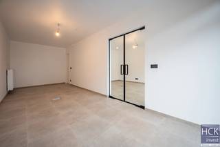 De liggingDeze totaal nieuwe gerenoveerde kantoorruimte is gelegen in de Churchilllaan, vlakbij de Markt van Waregem. Het pand beschikt over een zeer...