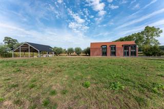 Deze buitengewone nieuwbouw villa, dat uitermate gunstig in de serene landelijke omgeving van Moerkerke (Damme) gelegen is, biedt een zeldzame kans...