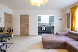 Doe een bod vanaf 199 000 euroVOLLEDIG GERENOVEERD APPARTEMENT MET 2 SLAAPKAMERS – TOPLIGGINGOp zoek naar een instapklaar appartement op een uitstekende locatie? Dit volledig gerenoveerde appartement met 2 slaapkamers is gelegen op de eerste verdieping van een goed onderhouden gebouw met lage gemeenschappelijke kosten.De ideale ligging op de hoek van de Boulevard Mettewie en de Chaussée de Gand biedt een uitstekende bereikbaarheid. Openbaar vervoer, winkels, supermarkten en alle dagelijkse voorzieningen bevinden zich op wandelafstand.Het appartement omvat een inkomhal, ruime leefruimte met open keuken, praktische berging, nachthal, moderne badkamer met inloopdouche en wasplaats, apart toilet, 2 slaapkamers en een overdekt terras van 3 m². Bewoonbare oppervlakte: 76 m² (volgens EPC).Troeven:✓ Volledig gerenoveerd✓ Elektriciteit conform✓ EPC D – 190 kWh/m²/jaar✓ Individuele gasverwarming vernieuwd in 2023✓ Beveiligde inkomdeur & parlofoon✓ Gezellige open haard✓ Dak vernieuwd en geïsoleerd door de mede-eigendom✓ Brandbeveiliging en gemeenschappelijke elektriciteit conformEen ideale woning voor eigen bewoning of als investering!