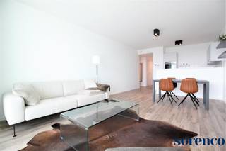 <strong>ANTWERPEN - Prachtig en licht 2 slaapkamer appartement ca. 82m² met terras op centrale locatie nabij belangrijke in-en uitvalswegen, sportgelegenheden, winkels. Ondergrondse parking, fietsenberging en kelder inclusief.<br /><br /><span>INDELING:</span><br /></strong>Via de INKOMHAL betreedt U het appartement voorzien van vestiaire kasten en een apart gastentoilet. <br /><br />De lichte en aangename LEEFRUIMTE ca. 4m x 6m is volledig op parket en is voorzien van grote schuiframen die toegang geven tot het privatief TERRAS ca. 4,2m x 2m waar u heerlijk kan genieten.<br /><br />De halfopen moderne KEUKEN ca. 1,83m x 2,39m is uitgerust met opbergkasten en alle toestellen: een oven, vaatwasser, koelkast met vriezer, microgolfoven, kookplaat en dampkap.<br /><br />Via de HAL krijgt u toegang tot de ingerichte BADKAMER ca 1,7m x 2,9m die voorzien is van een ligbad met douchemogelijkheid, dubbel lavabo in een meubel en een handdoekdroger. <br /><br />De beide SLAAPKAMERS zijn gelegen op parket : <br />Slaapkamer 1 ca. 2,88m x 4m<br />Slaapkamer 2 ca. 3m x 2,7m<br /><br />Er is een aparte BERGRUIMTE ca 1,4m x 1,3m waar u de wasmachine en droogkast terug kan vinden.<br /><br />Algemene maandelijkse kosten voor lift en onderhoud van het gebouw: 100 euro per maand.<br /><br /><span><strong>BIJZONDERHEDEN;</strong> </span><br />* Recent gebouw <br />* Kelderberging en fietsenberging inclusief <br />* Aparte autostaanplaats in het gebouw inclusief <br />* EPC A, conforme keuring, videofonie<br />* Centrale locatie nabij Antwerpen centrum, openbaar vervoer, scholen, winkels, belangrijke in-en uitvalswegen.