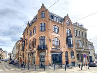 Appartement gelegen op uitstekende ligging aan de Coupure Rechts. Vlotte verbinding met het openbaar vervoer, wagen, fiets, ... (mobiscore...