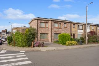 Bent u op zoek naar een ruime gezinswoning met een uitstekende ligging dan is deze halfopen bebouwing in Sint-Niklaas zeker een bezoek waard...