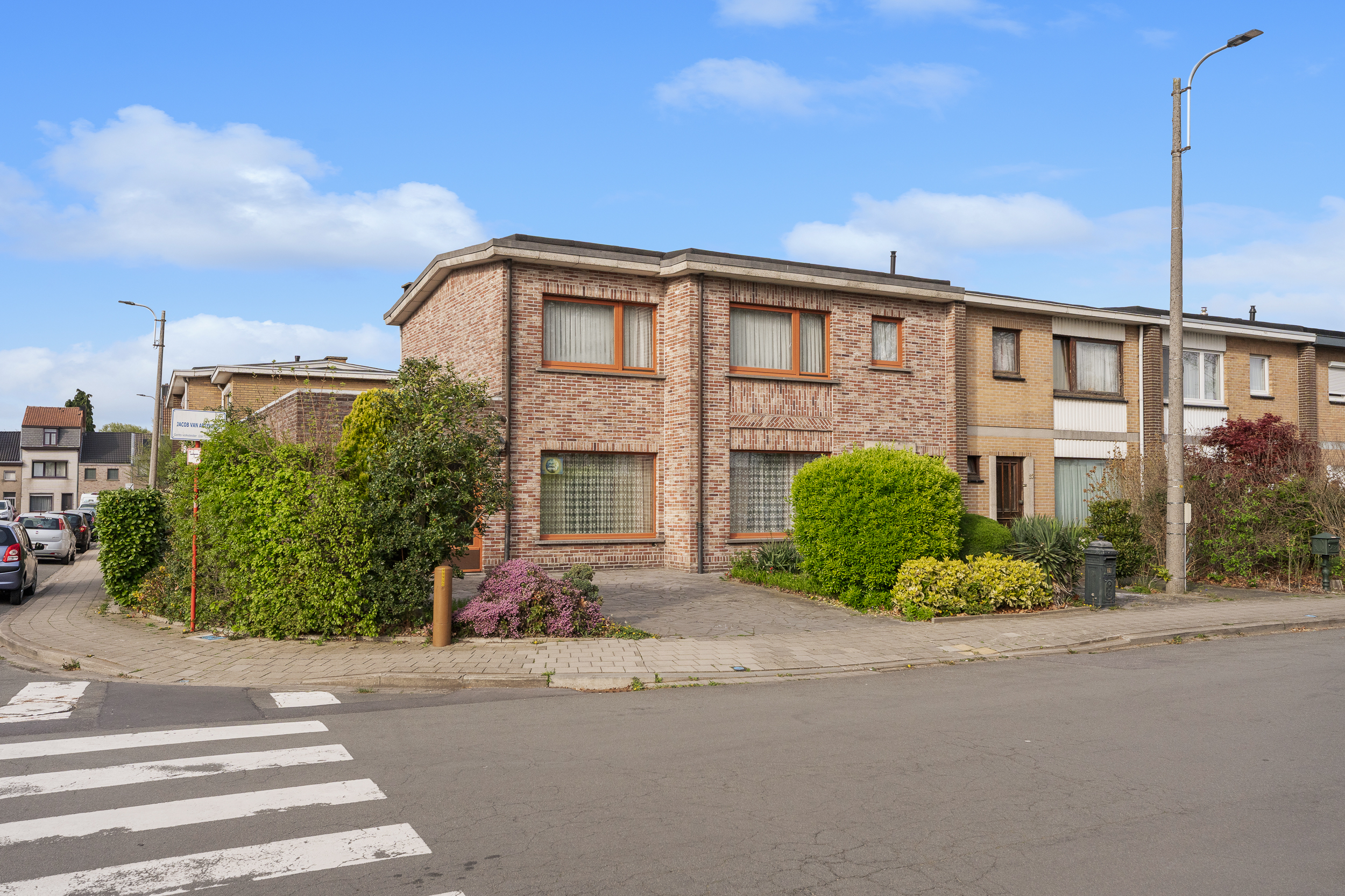 Ruime halfopen woning met 4 slaapkamers in centrum - foto 2