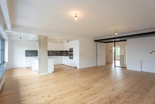<p><span>In de gemeente Grimbergen, gekend als de Parel van Brabant, vinden we dit bijzonder ruim appartement in deze kleine residentie van slechts 3 appartementen (geen syndic kosten).</span></p>
<p><span>De bijzonder gunstige ligging in de rustige, groene gordel rond Brussel vormt een enorme troef. Deze residentiële ligging met vlotte verbindingen naar alle verbindingswegen, openbaar vervoer, scholen, winkels en ontspanning resulteren in een optimale mobiliteitsscore van 8,5/10.<br />In de omgeving zijn er prachtige wandel- en fietsroutes, het natuurgebied de Maalbeekvallei, Domein 3 fonteinen, sport- en cultuurcentra,...<br /><br />Door de goede ligging met uitstekende verbinding met invalswegen, winkels, scholen etc… en de lage lasten is dit ook interessant als investering. <br /></span></p>
<p><span>Het appartement is gelegen in het centrum van Grimbergen, nabij handelsaars, scholen, invalswegen, openbaar vervoer en het Prinsenbos. <br /><br /></span></p>