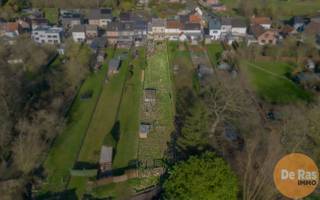 EERSTE KIJKMOMENT - ZON. 12/4/26 - 10u (op afspraak 053/60.65.60)<br /><br />EREMBODEGEM - Dit schitterende renovatieproject met enorme mogelijkheden is gelegen op één van de mooiste plaatsen in Erembodegem. Resschebeke spreekt aan omwille van zijn connectie met de natuur en het nabij gelegen jaagpad en Dender.<br />Dit project biedt de mogelijkheid om de grond langs de achterkant te betreden waardoor er steeds parking achteraan de woning is (eventueel plaatsing carport) en zodat je ook vanaf de achterkant van de tuin, recht de natuur in stapt.<br />De woning zelf kenmerkt hoge plafonds en veel ruimte en licht!<br /><br />De indeling kan zelf nog bepaald worden, het is belangrijk om weten dat de mogelijkheden talrijk zijn om een schitterend plaatje te verwezenlijken.<br />Momenteel is er op de benedenverdieping, de inkomhal met toegang tot woonkamer en open keuken, naast de keuken treffen de we trap naar boven en de badkamer.<br />Op de eerste verdieping zijn er 3 ruime slaapkamers en een vaste trap naar de grote zolderverdieping. De zolder kan omgetoverd worden naar nog extra kamers, bureau, ontspanningsruimte, enz...<br />Rechts van de woning is er nog een grote garage met aanpalende bergingen.<br />De tuin is immens, en omvat een groot overdekt terras, mooie vijver en een open zicht op de natuur.<br /><br />Ben je ook benieuwd naar dit project, kom dan gerust een kijkje nemen na afspraak via 053/60.65.60