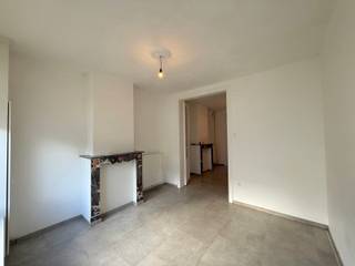 Ontdek deze verrassend ruime woning op een uitstekende ligging in Roeselare, gelegen aan de Westlaan 14. Dankzij de centrale locatie bevinden het stadscentrum, winkels en andere dagelijkse voorzieningen zich op wandelafstand. Ook het station en de E403 zijn vlot bereikbaar op slechts enkele minuten rijden, wat zorgt voor een uitstekende mobiliteit. De woning beschikt over een ruime leefruimte met verschillende gezellige woonzones en een praktische keuken. Verder zijn er een badkamer, een aangename tuin en momenteel twee volwaardige slaapkamers aanwezig. Daarnaast biedt de woning de mogelijkheid om eenvoudig een derde en zelfs vierde slaapkamer te creëren. Een ideale opportuniteit voor gezinnen of investeerders die op zoek zijn naar ruimte en een centrale ligging.<br /><br /><span>Gelijkvloers (77m2):</span><br />Inkom - living (43m2) ingedeeld in verschillende ruimtes achter elkaar - keuken (15m2) ingerichte met oven, gasbekken, dampkap, spoelbak en kasten - berging onder de trap douchekamer met douche en lavabo - apart toilet - tuin met poortje aan de zijkant<br /><br /><span>1ste Verdieping (32m2):</span><br />Traphal (4m2) - 2 slaapkamers (14m2 en 10,5m2) met laminaat en trap naar de tweede verdieping<br /><br /><span>2de Verdieping (26m2):</span><br />Zolder (via vaste trap), mogelijks in te richten met 1 of 2 extra slaapkamers<br /><br /><span>Algemeen:</span><br />- op 8km van de E403 (10 min)<br />- op wandelafstand van het openbaar vervoer, scholen, winkels en het centrum<br />- het station ligt op 4 min<br />- PVC ramen met dubbele beglazing (gelijkvloers met rolluik)<br />- tuin met zijpoortje<br />- CV op gas