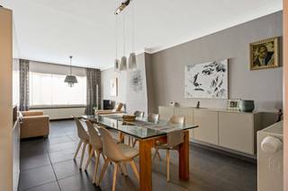 Dit verzorgde gelijkvloerse appartement is gelegen aan de Generaal Slingeneyerlaan, op een uitstekende locatie. U geniet hier van een rustige woonomgeving met winkels, openbaar vervoer, belangrijke invalswegen en de hondenweide met speeltuin op wandelafstand. Daarnaast beschikt het appartement over een privatieve voortuin, die zorgt voor extra buitenruimte en een aangename groene uitstraling.<br /><br />Via de centrale inkomhal betreedt u het appartement. De lichtrijke leefruimte vormt het hart van de woning en biedt een aangename woonbeleving. Aansluitend bevindt zich de aparte, volledig uitgeruste keuken met gasvuur, dampkap, dubbele spoelbak, koelkast met vriesvak, oven, vaatwasser en aansluiting voor een wasmachine.<br /><br />Vanuit de keuken heeft u rechtstreeks toegang tot de gezellige, west-georiënteerde tuin, waar u optimaal kunt genieten van de middag- en avondzon.<br /><br />Verder beschikt het appartement over twee slaapkamers van respectievelijk 15 m² en 6 m². De tweede kamer is eveneens ideaal in te richten als bureau, hobbyruimte, dressing of logeerkamer. De badkamer is uitgerust met een douche, toilet, handdoekradiator en een lavabo met spiegelkast.<br /><br />Verder heeft het appartement ook 2 kelderbergingen.<br /><br />Troeven<br />+ Alles op gelijkvloers<br />+ Gezellige west-georiënteerde tuin<br />+ Instapklaar<br />+ Dak geïsoleerd in 2020<br />+ Elektrische installatie conform AREI<br />+ Rustige, maar centrale ligging<br />+ 2 privatieve kelder<br />+ Openbaar vervoer, winkels en invalswegen vlakbij<br /><br />Heeft u interesse in dit appartement? Neem dan contact op met VB vastgoed op het nummer 03 337 50 70 of via info@vbvastgoed.be