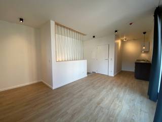 Deze recente nieuwbouwwoning is gelegen in het centrum van Leuven, op wandelafstand van het station en diverse voorzieningen.De woning omvat inkomhal...