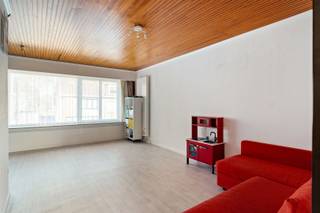 <p>Ideaal gelegen nabij Oude Landen, Hof de Bist, station Ekeren en fietsostrade.</p><p>Indeling: inkomhal, garage met elektrische poort, wasruimte en bijkomende garage naast de woning, ruime tuin.<br />V1: Leefruimte vooraan met haard, keuken met ingebouwde toestellen en ontbijthoek, terras met tuintrap en gastentoilet.<br />V2: 3 slaapkamers op tapijt/laminaat (14/11/8m2), badkamer met ligbad, toilet en lavabo.</p><p>Extra's: <br />* Twee garages<br />* Vernieuwde condenserende CV ketel op gas (2021)<br />* Bijkomend stuk achtergelegen grond in huur (NMBS) met achteringang<br />* Mits opfrissing een ideale woning met voldoende ruimte</p><p><br />Info/bezoek: 03/283 83 00 - noord@sinjoor.be</p>