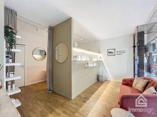 PLUSPUNTEN:<br />+ gelegen in Shopping 2<br />+ handelsruimte van 93 m²<br />+ privatieve autostaanplaats<br />+ mogelijkheid tot huren extra winkelruimte (tot 146 m² extra mogelijk)<br />+ mogelijkheid tot huren extra staanplaatsen<br /><br />ALGEMEEN<br />In het bruisende centrum van Genk, op de eerste verdieping van Shopping 2 vinden we deze ruimte handelsruimte terug. Zowel aan de voor- als aan de achterzijde zijn er grote raampartijen die uitkijken op de galerijen. <br /><br />Deze L-vormige handelsruimte bestaat uit 3 ruimtes. De handelsruimte is toegankelijk via de binnengalerij op de eerste verdieping en momenteel ingericht als schoonheidssalon met een ontvangst- en behandelruimte. Achter de behandelruimte is er een deur die leidt naar het grotere stuk van dit winkelpand. Dit gedeelte wordt momenteel gebruikt als opslagruimte maar kan perfect worden ingericht als kantoor of extra handelsruimte voor het cliënteel, want ook aan deze kant is er een groot raampartij dat uitkijkt over de binnengalerij. Deze twee gedeeltes worden gescheiden door een valse wand, dus u kan de ruimtes perfect anders moduleren.<br /><br />Naast het stuk dat als opslagruimte fungeert is er nog een 3de ruimte waar de nodige leidingen zitten voor het plaatsen van een keuken of kitchenette, en is er een sanitaire ruimte met 2 gescheiden toiletten. Het raampartij kijkt uit op de de buitengalerij. <br /><br />Een privatieve autostaanplaats is inbegrepen in de prijs en bezoekers / cliënteel kunnen parkeren in de ondergrondse parkeergarage. <br /><br />Wie nood heeft aan extra winkeloppervlakte heeft ook de mogelijkheid tot het huren van het naastgelegen handelspand (116m²) dat bestaat uit een afgesloten garage in de kelderverdieping, een gelijkvloerse verdieping en eerste verdieping, en bieden we alsook de mogelijkheid tot aankoop van het ondergelegen handelspand (30 m²). Tevens is er mogelijkheid tot huren van extra autostaanplaatsen.<br /><br />Shopping 2 bevindt zich in het centrum van Genk, omringd door diverse handelaars en horeca en vlakbij de prachtige Molenvijvers. Goede aansluiting met de E314 en het openbaar vervoer.<br /><br />INDELING:<br />-1: bezoekersparking, privatieve / eigen autostaanplaats<br />0: gemeenschappelijke inkom<br />+1: schoonheidssalon met ontvangst- en behandelruimte, berging 1, berging 2 met mogelijkheid plaatsing kitchenette, sanitaire ruimte met 2 toiletten<br /><br />FINANCIEEL:<br />Bezorg de inlichtingenfiche ingevuld aan ons terug om een afspraak te maken. <br />De gemeenschappelijke kosten en onroerende voorheffing zijn ten laste van de huurder, alsook de kost van registratie handelshuurovereenkomst en plaatsbeschrijving.<br />Huurwaarborg: 3 maanden huur.<br /><br />SUCCESVOL VERKOPEN?<br />Dankzij succesvolle transacties zijn wij steeds op zoek naar nieuw aanbod. Overweegt u te verkopen of te verhuren? Informeer vrijblijvend naar onze werkwijze.<br /><br />HOUD ME OP DE HOOGTE:<br />Niet gevonden wat u zocht? Schrijf u gratis in op onze website zodat u vrijblijvend op de hoogte wordt gebracht van nieuw aanbod: https://www.immosign-plus.be/nl/hou-me-op-de-hoogte/<br /><br />AFSPRAAK:<br />Wilt u graag een afspraak voor dit handelspand te Genk? Contacteer ons dan op +32 89 87 03 67 of via info@immosign-plus.be.<br /> 