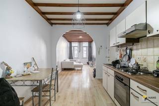 Het pand is uiterst centraal gelegen op de Turnhoutsebaan en behaalt een uitstekende mobiliteitsscore. Zowel de Franklin Rooseveltplaats als...