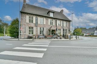 Bent u op zoek naar een rendabele vastgoedinvestering met onmiddellijke opbrengst? Dan is deze unieke eigendom in de Hoogstraat te Roeselare een buitenkans.<br />Deze investeringsopportuniteit omvat enerzijds het gekende restaurant 't Haantje (Hoogstraat 190) en anderzijds twee appartementen (Hoogstraat 188). Dankzij de centrale ligging en de combinatie van commerciële en residentiële verhuur geniet u van een aantrekkelijke spreiding van uw investering.<br /><br />Alle entiteiten zijn momenteel verhuurd, wat resulteert in een stabiele en onmiddellijke huurinkomst vanaf de dag van aankoop. Hierdoor is dit vastgoed uitermate geschikt voor investeerders die op zoek zijn naar een zorgeloze belegging met een bewezen rendement.<br />De aanwezigheid van een gevestigde horecazaak, gecombineerd met twee verhuurde appartementen, vormt een solide investeringsbasis en beperkt het risico dankzij de spreiding over meerdere huurders. <br />Daarnaast beschikt het geheel over een gemeenschappelijke parking met het achterliggende hotel en de handelszaak, wat een extra troef vormt voor zowel huurders als bezoekers.<br /><br />Wenst u meer informatie over deze interessante opbrengsteigendom of een bezoek ter plaatse? Contacteer ons gerust, wij helpen u graag verder.<br />De vermelde prijs is een richtprijs. Elk bod wordt voorgelegd aan de eigenaar, die zich het recht voorbehoudt om een bod al dan niet te aanvaarden.<br /><br />Neem voorsprong met een vrijblijvende schatting via:<br />www.residentievastgoed.be/gratisonlineschatten