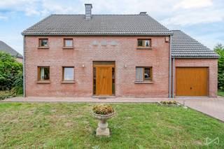 Idéalement située dans la commune prisée de Crisnée, à deux pas de l’autoroute et en retrait de la grand-route (avec barrière électrique),...