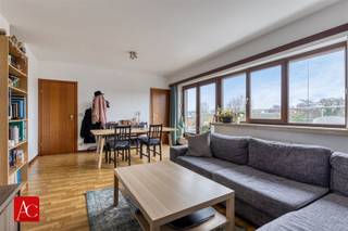 <p>Appartement gelegen op de tweede verdieping in het hart van Beveren-Kruibeke-Zwijndrecht (Zwijndrecht centrum)</p><p>Het appartement beschikt over twee ruime slaapkamers, ideaal voor gezinnen of als extra werkruimte. De lichte living- en eetkamer vormen een open en uitnodigend geheel met grote raampartijen die volop natuurlijk licht binnenlaten en een prachtig uitzicht op de omgeving bieden.</p><p>Een absolute troef is het ruime terras met balustrade en panoramisch uitzicht, waar u kunt genieten van het buitenlucht en het omringende landschap. Een andere leuke troef is de praktische garage, ideaal voor het parkeren van uw voertuig en opbergruimte.</p><p>De EPC score bedraagt 685, energielabel F, bijgevolg rust er een renovatieplicht op het appartement, waarbij je binnen de 5 jaar na aktedatum minstens het energielabel D<br />dient te halen.</p><p>Ideaal appartement voor starters of voor investeerders die op zoek zijn naar een centraal gelegen appartement met garage en 2 slaapkamers binnen een <br />aangename prijsklasse.</p><p>Maak vandaag nog uw afspraak om dit pand te bezoeken.<br /> </p>