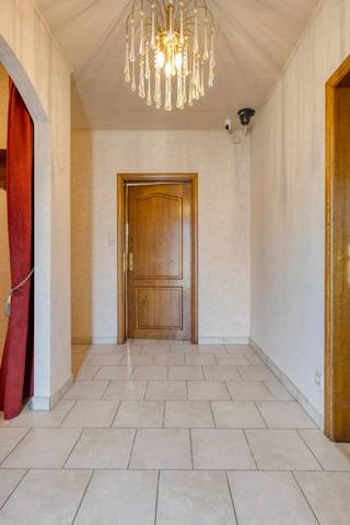 Deze halfopen bebouwing met 3 slaapkamers, is gelegen aan het einde van een doodlopende straat nabij het centrum van Kumtich.<br /><br />Indeling:<br /><br />We betreden de woning via de inkomhal met apart gastentoilet en plaats voor vestiaire. Rechts van de inkomhal vinden we de open en lichtrijke leefruimte met pelletkachel. Via de leefruimte bereiken we de keuken. Verder vinden we op het gelijkvloers 3 slaapkamers van 15m², 13m² en 11m² en een badkamer met douche, ligbad en dubbel lavabo. <br /><br />Via één van de slaapkamers bereiken we met de vaste trap de ruime afgewerkte zolder die zich over de volledige oppervlakte van de woning uitstrekt met een oppervlakte van maar liefst 116m². Deze kan gebruikt worden als extra slaapkamer(s).<br /><br />Verder beschikt de woning over verschillende bergingen, een voor-en achtertuin, terras, tuinhuis, garage en carport.<br /><br />EPC label D, geen renovatieverplichting. Verwarming is op aardgas. Elektriciteit is niet conform. Er is een regenwaterput alsook airco aanwezig. Er zijn zonnepanelen van 5.7 kw. Tot december 2029, 6 groene stroomcertificaten van 450 euro . <br /><br />Voor meer info of een bezoek ter plaatste, mag u ons steeds contacteren!