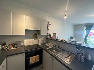 Een gezellig 1-slaapkamerappartement met lateraal zeezicht, perfect voor wie op zoek is naar comfort en een schitterende locatie. De lichtrijke living vormt het hart van dit appartement en staat in open verbinding met de moderne keuken. Deze is volledig uitgerust met een dampkap, elektrisch fornuis, koelkast met vriesvakje en een oven, ideaal voor de culinaire liefhebber. De badkamer beschikt over een douche en het toilet is apart, wat extra privacy en gemak biedt. Het gebouw is voorzien van een lift, wat zorgt voor extra comfort, en er is ook een fietsenberging beschikbaar voor de actieve huurder. Het appartement bevindt zich op wandelafstand van winkels en openbaar vervoer, waardoor alle dagelijkse benodigdheden binnen handbereik zijn. Bovendien is er een klein balkonnetje aan de voorzijde, waar u kunt genieten van een kopje koffie en het uitzicht. Dit aantrekkelijke appartement is beschikbaar vanaf 01/11/2026 en heeft een huurprijs van 725 euro per maand, plus een voorschot van 60 euro voor de algemene onkosten. Ben je geïnteresseerd in dit pand te huur in Oostende? Ga naar de website www.dermul.be, klik op het pand dat je wenst te huren. Via de knop "ik heb interesse" vragen we u kort een profiel in te vullen. Daarna nemen we contact op voor een bezoek. Telefonisch kunnen er geen afspraken gemaakt worden.