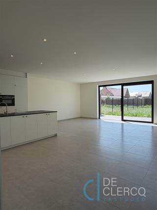 <p><span>Deze advertentie gaat over twee gloednieuwe halfopen huurwoningen nabij het centrum van Lochristi, gelegen in een rustige gezellige woonwijk.</span></p><p><span>De woning wordt betreden langs de inkomhal met nis voor vestiaire en gastentoilet. De royale leefruimte geeft langs alle hoeken zicht op de tuin en vormt een open geheel met de moderne ingerichte keuken, voorzien van alle hedendaagse toestellen. Naast de keuken ligt een ruime berging/wasplaats die ook bereikbaar is langs de inkom. Op het gelijkvloers is een polyvalente kamer aanwezig met tof zicht naar buiten wat een ideale sfeer creëert voor een aparte bureau, speelkamer of dressing. Op de eerste verdieping zijn er 3 slaapkamers aanwezig, een ingerichte badkamer met inloopdouche, ligbad en lavabomeubel én een apart toilet. De tweede verdieping beschikt over een grote vierde slaapkamer en tweede badkamer met inloopdouche en lavabo, ook hier is een apart toilet aanwezig. De tweede berging zorgt voor een optimale kans aan bergruimte. Verder genieten doet u in de volledig zongerichte tuin met terras, ook voorzien van tuinhuisje. Tot slot wordt de woonst aangevuld met een dubbele oprit waardoor u steeds zekerheid heeft over uw parkeerplaats.</span></p><p><span>Het huis is meteen instapklaar, volledig geschilderd en voorzien van verlichtingsarmaturen! Het uiterst gunstig EPC A is gegarandeerd door de performante isolatietechnieken, hoogrendementsglas en vloerverwarming met warmtepomp.</span></p><p><span>De maandelijkse huurprijs van deze instapklare nieuwbouwwoning bedraagt 1.750 euro en is vrij vanaf augustus. </span></p><p><span>Wordt u de allereerste inwoner van deze ruime, netjes afgewerkte woning in een fijne buurt? Maak nu uw afspraak via anais@vastgoed-dc.be. </span></p><p><span><i><strong><u>BEZOEKEN WORDEN INGEPLAND VANAF DE TWEEDE WEEK VAN AUGUSTUS. </u></strong></i></span></p>