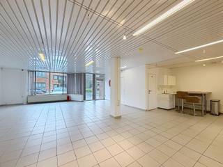 Te huur: commercieel gelijkvloers in het centrum van Zaventem, gelegen aan de Parklaan, op een drukke en goed zichtbare locatie.Dit handelspand,...