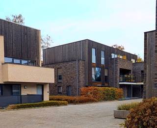 <p>Door aankoop van een nieuwe woning zal de akte pas op 1 maart 2027 ondertekend worden, met een verlengd vruchtgebruik tot 14 maart</p><p>Gelijkvloers appartement in de recente en verzorgde Residentie Vilago in Kessel.</p><p>Gunstig gelegen aan de achterzijde, ver verwijderd van de drukke steenweg.</p><p>Bouwjaar 2017 – nog geen 10 jaar oud – EPC A, m.a.w. zeer energiezuinig</p><p>Indeling : - inkom</p><p>- toilet</p><p>- badkamer met ligbad en douchewand en lavabomeubel</p><p>- technische ruimte / wasplaats</p><p>- 2 slaapkamers waarvan 1 momenteel ingericht als dressing</p><p>- aangename lichtrijke leefruimte met volledig geïnstalleerde open keuken</p><p>De leefruimte geeft toegang tot het zonnige Zuid-Oost gerichte privé-terras van 14 m².</p><p>Alle ramen beschikken over zonnewering en vliegenramen.</p><p>Bovendien beschikt het appartement ondergronds over :</p><p>- een uitzonderlijk ruime en afzonderlijke autostaanplaats</p><p>- een afsluitbare privé-bergruimte van 10 m²</p><p>- een gemeenschappelijke fietsenstalling</p><p>Gemeenschappelijke kosten: €142/maand</p>