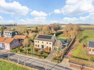 Deze ruime woning met een bewoonbare oppervlakte van maar liefst 430 m² combineert comfortabel wonen met een uitzonderlijk groot perceel en een rustige, groene omgeving.<br /><br />Gelegen in een landelijke straat in Linter geniet u hier van privacy, open zicht en toch een vlotte verbinding naar omliggende gemeenten, scholen, winkels en belangrijke invalswegen. Ideaal voor wie ruimte en rust zoekt zonder afgelegen te wonen.<br /><br />Op het gelijkvloers bevindt zich een royale leefruimte met zithoek en eetplaats, naadloos verbonden met het terras. De ruime keuken met ontbijthoek biedt eveneens directe toegang tot buiten en sluit aan op een praktische berging en wasplaats. Verder zijn er een inkomhal met apart toilet en een inpandige garage.<br /><br />De eerste verdieping telt maar liefst zes slaapkamers, een linnenkamer en een extra kamer/bureau die aansluit aan één van de slaapkamers. Daarnaast is er een nachthal, een badkamer met ligbad, een aparte douchekamer met wastafel en een afzonderlijk toilet. Twee slaapkamers zijn hier uitgerust met airco.<br /><br />De tweede verdieping verrast met een grote zolderruimte en twee afgesloten slaapkamers, beide eveneens voorzien van airco.<br /><br />Buiten geniet u van een prachtig perceel van 62a42ca met een grote NW-gerichte tuin, waarvan het achterste deel is ingericht als boomgaard. Het ruime terras van ca. 60 m², een overdekt terras/pergola, dubbele carport en tuinhuis maken het geheel compleet.<br /><br /><strong><u>Troeven</u></strong>:
<ul>
	<li>ruime woning op ruim perceel</li>
	<li>landelijke ligging</li>
	<li>instapklaar</li>
	<li>parkeergelegenheid</li>
	<li>EPC B (118)</li>
	<li>elektriciteit conform</li>
	<li>asbestveilig</li>
	<li>zonnepanelen</li>
</ul>
<br />Interesse? Contacteer ons vandaag nog voor een bezichtiging en ontdek de mogelijkheden!<br /><br />Bijkomende info (EPC, bodemattest, elektriciteit,...) kan U hieronder downloaden ↓
